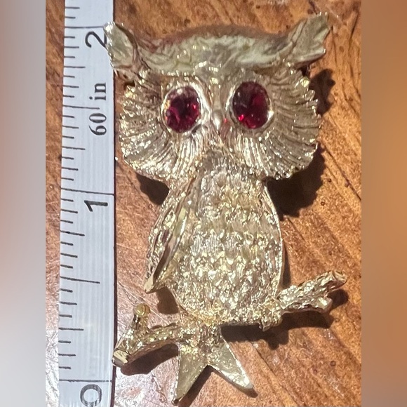 Vintage Gerry’s Owl Gold Tone Brooch Pin with Red Rhinestone Eyes - Picture 9 of 9